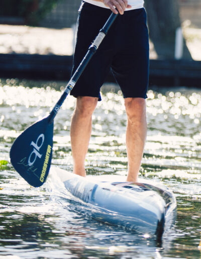 Kona Numinous SUP bräda 14x21 en utpräglad plattvattensmaskin med ett exklusivt deplacementskrov som ljudlöst skär igenom vattnet med minimalt motstånd.